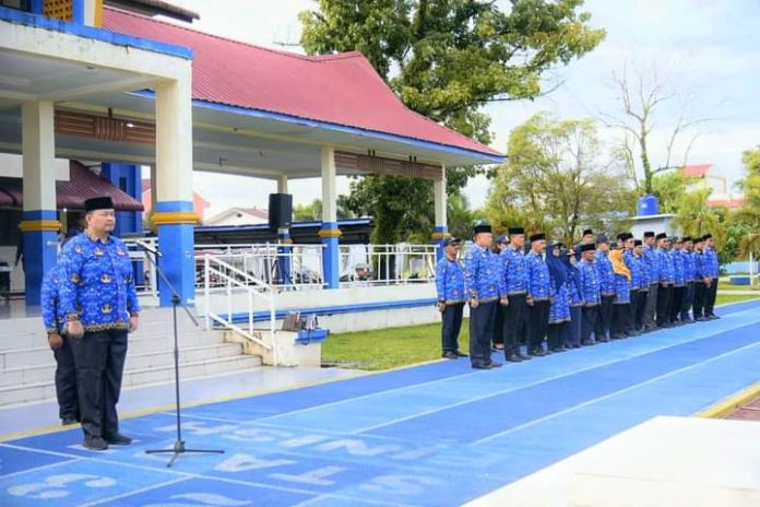 Kepala Dinas Ketenagakerjaan Tapteng Reza Affandy sebagai pembina upacara memperingati Hari Kesadaran Nasional.