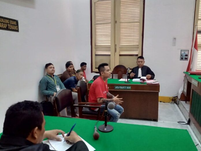 Terdakwa Arjuna Faddli Sinaga saat menjalani sidang di PN Medan. (f:deddy/mistar)