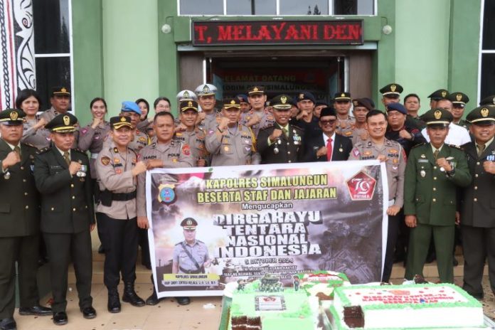 Unsur Forkopimda foto bersama dalam peringatan HUT TNI ke-79 di Lapangan Kodim 02/07 Simalungun.