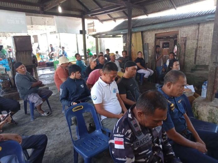 Rapat musyawarah untuk melakukan gotong royong di TPI Pantai Labu.