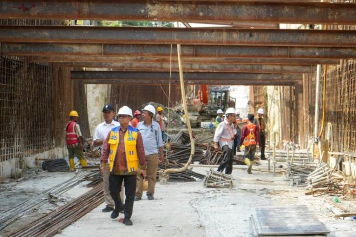 Plh Kadis SDABMBK Kota Medan, Gibson Panjaitan saat meninjau proyek Underpass HM Yamin