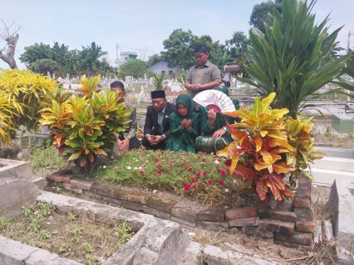 Anggota DPRD Deli Serdang, Purwaningrum saat ziarah ke makam kedua orang tuanya di pemakaman umum Jalan Mesjid Desa Sekip, Kecamatan Lubuk Pakam, Senin (14/10/24).