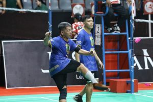 3. Atlet Kenchi Medan Kenchi Club (MKC) 1 berusaha mengembalikan kok saat pertandingan penyisihan melawan klub Malaka 2, di Gedung Olahraga PBSI Sumut, Sabtu (30/11/2024). (f:adil/mistar)