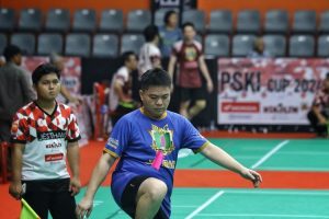 Atlet Kenchi club Malaka 2 berusaha mengembalikan kok saat pertandingan penyisihan melawan MKC 1, di Gedung Olahraga PBSI Sumut, Medan, Sabtu (30/11/2024). Persatuan Sepak Kenchi Indonesia (PSKI) menggelar turnamen Kenchi Cup 2024 yang berlangsung 30 November hingga 1 Desember, diikuti 32 tim nasional dan perwakilan China dan Singapura. (f:adil/mistar)