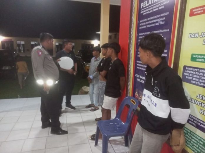 Empat remaja saat diberi edukasi di Polsek Tanah Jawa.