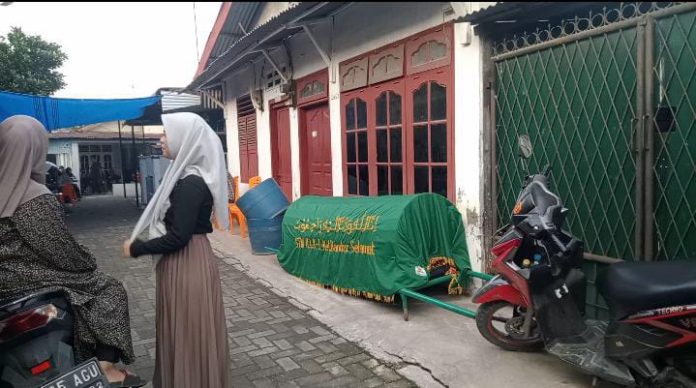 Keranda jenazah Dameriahta telah dipersiapkan pihak keluarga untuk proses pemakaman.