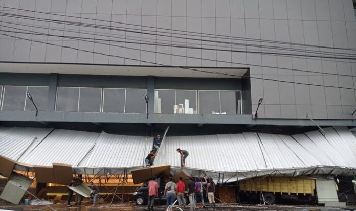 Kanopi Suzuya Merdeka Mall Pematangsiantar ambruk ketika hujan disertai angin kencang turun. (f:jonatan/mistar)