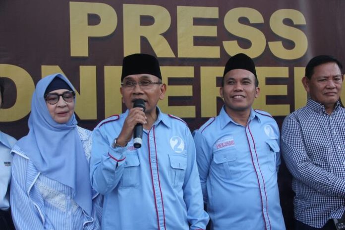 Pasangan calon Bupati, Anton Saragih dan Wakil Bupati, Benny Sinaga usai mengikuti debat perdana di Parapat.(f:indra/mistar)