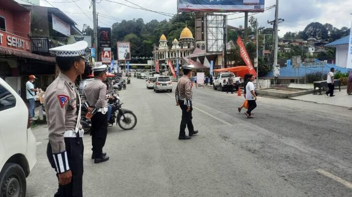 Personel kepolisian berjaga di sekitar Ruang Terbuka Publik (RTP) Parapat dalam perhelatan Aquabike World Championship 2024.(f:indra/mistar)