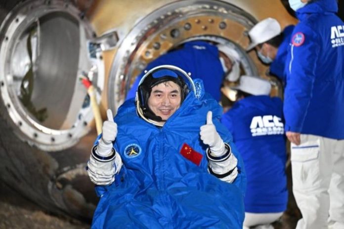 Astronot Li Cong keluar dari kapsul kembalinya pesawat ruang angkasa berawak Shenzhou-18 di lokasi pendaratan Dongfeng di Daerah Otonomi Mongolia Dalam, China utara, pada 4 November 2024.