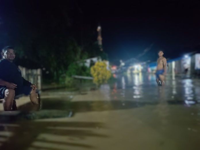 Banjir merendam rumah warga di Pasar Bawah, Kelurahan Serbelawan, Kabupaten Simalungun