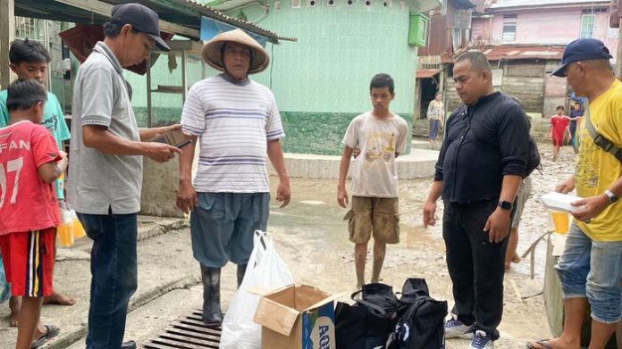 Forwakes Sumut beri bantuan korban banjir di Kelurahan Aur (f:ist/mistar)