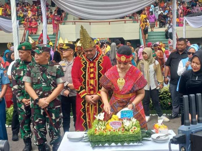 Bobby Nasution saat potong tumpeng saat gelar gebyar HGN (f:susan/mistar)