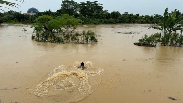 Briptu Johanes Abdi Sibarani berenang di tengah banjir untuk menyelamatkan Pak Ucok di ladangnya