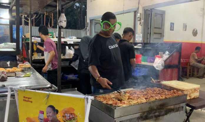 Owner Burger Sikeling sedang masak (f:ari/mistar)