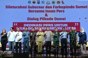 Pj Gubsu Agus fatoni foto bersama forkopimda saat dialog pilkada damai bersama insan pers di Aula Tengku Rizal Nurdin (f:adil/mistar)