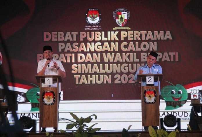 Calon Wakil Bupati Simalungun, Azi Pangaribuan (kiri) dan Benny Sinaga (kanan) dalam debat perdana calon Bupati dan Wakil Bupati Simalungun.(f:indra/mistar)