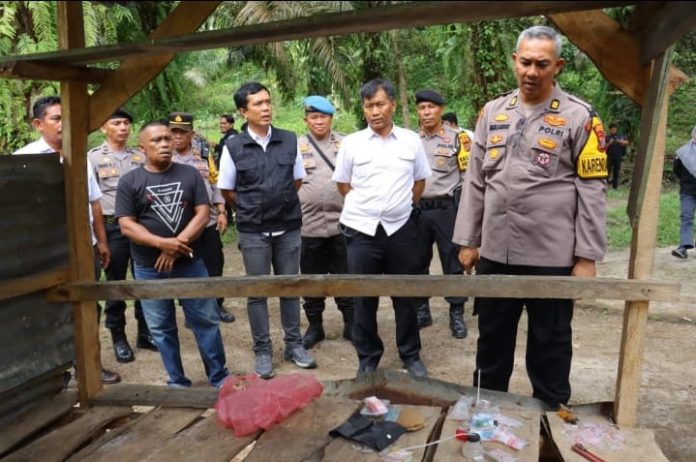 Kabag Ops Polres Tebing Tinggi AKP Herliandri saat memimpin GSN berserta personiel gabungan dan menemukan sejumlah barang bukti dari sebuah gubuk.