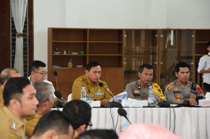 Wakil Ketua GTRA Deli Serdang, Citra Effendi Capah memimpin Sidang GTRA tahap 1 tahun 2024 di Aula Cendana, Lantai II, Kantor Bupati Deli Serdang, Selasa (5/11/2024). (f:rinaldi/mistar)