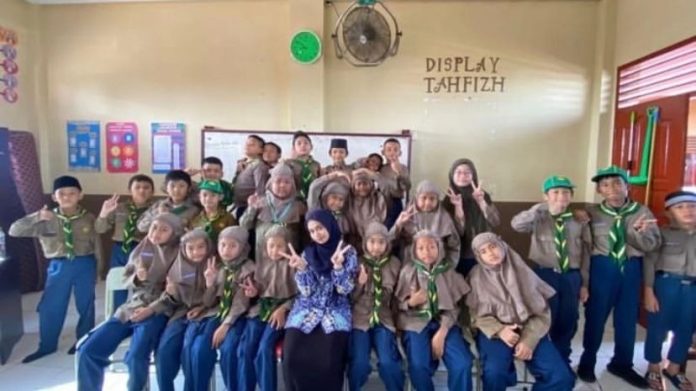 Nadhira seorang guru bersama murid-muridnya. (f: ist/mistar)