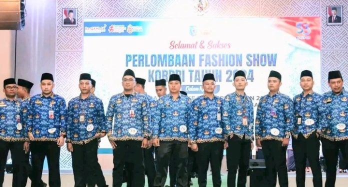 Peserta lomba Fashion Show Pakaian Batik KORPRI Kabupaten Batu Bara. (f : ist/mistar)