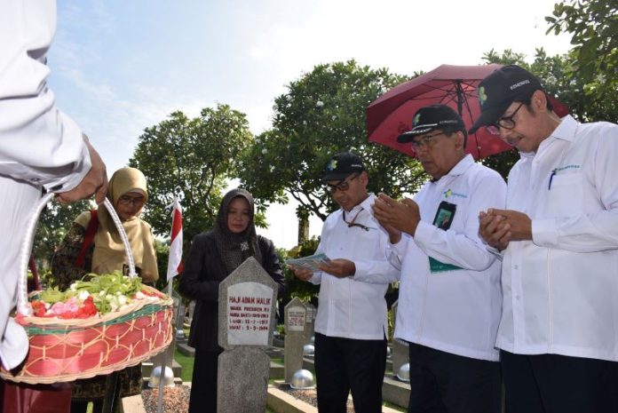 Jajaran direksi RSUP H Adam Malik ziarah ke makam Haji Adam Malik Batubara