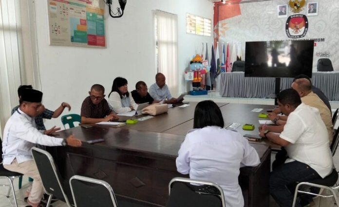 Tim Kampanye Masinton-Mahmud saat menyambangi Kantor KPU Tapteng meminta debat kedua dilakukan. (f:feliks/mistar)