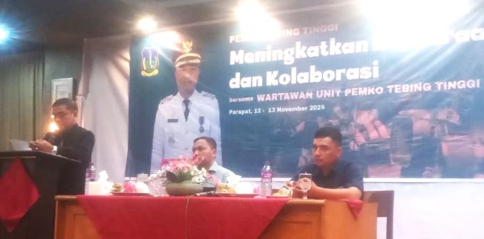 Kamlan Mursyid saat memberikan arahan kepada Wartawan yang tergabung dalam Unit Pemko Tebing Tinggi