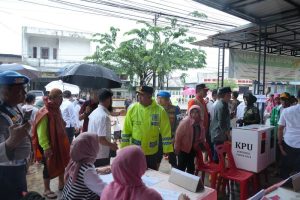 Kapolda Sumatera Utara (Sumut), Irjen Whisnu Hermawan Februanto, bersama Pj. Gubernur Sumut dan Pangdam I/Bukit Barisan terjun langsung meninjau sejumlah titik banjir (f:ist/mistar).