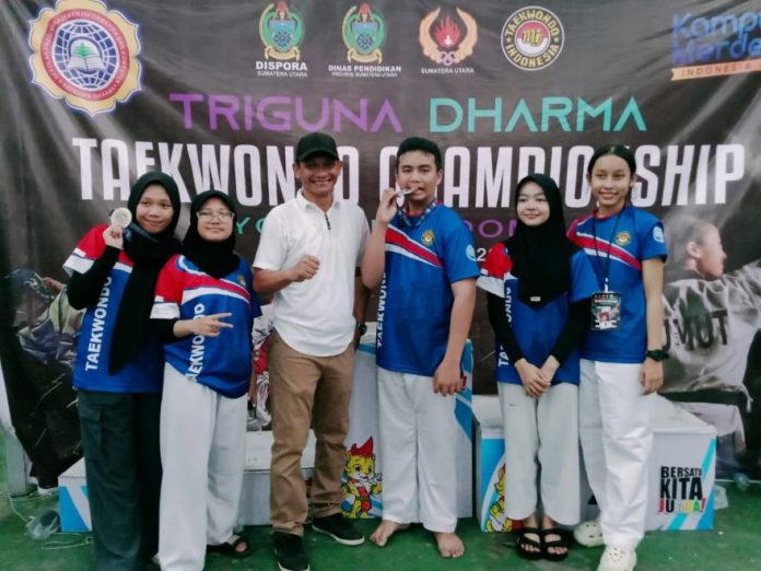 Kelima atlet Dojang Tirtanadi Taekwondo yang berhasil meraih medali di kejuaraan Triguna Dharma Taekwondo Championship