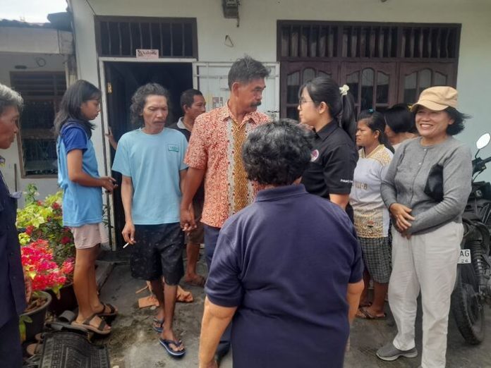 Handerson Harianja didampingi keluarga dibawa ke RSJ Kota Medan (f:abdi/mistar)