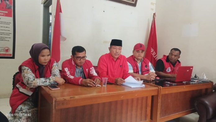 Ketua DPC PDI Perjuangan Labura Sunaryo (tengah) didampingi sejumlah fungsionaris partai itu memberi keterangan pers kepada wartawan di kantornya, Kamis (21/11) sore. (f : sunusi/mistar)