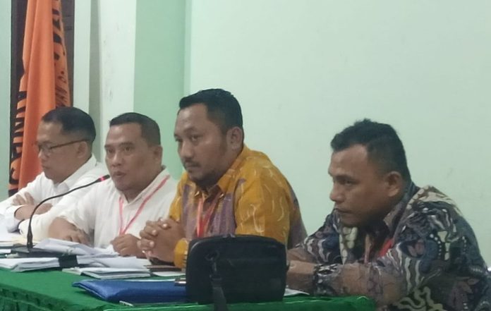 Komisioner KPU Darwin memberi tanggapan saat musyawarah terbuka yang dilaksanakan Bawaslu Labura terkait sengketa pemilu yang diajukan pasangan Ahmad Rizal - Darno beberapa waktu lalu. (f:sunusi/mistar)