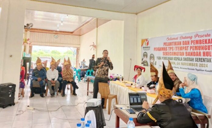 Pelantikan dan pembekalan Petugas Pengawas Tempat Pemungutan Suara (PTPS) se- Kecamatan Bandar Huluan, Kabupaten Simalungun (f:ist/mistar)