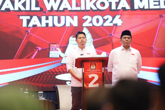 Pasangan Rico-Zakiyuddin saat menyampaikan visi misi dalam debat ketiga