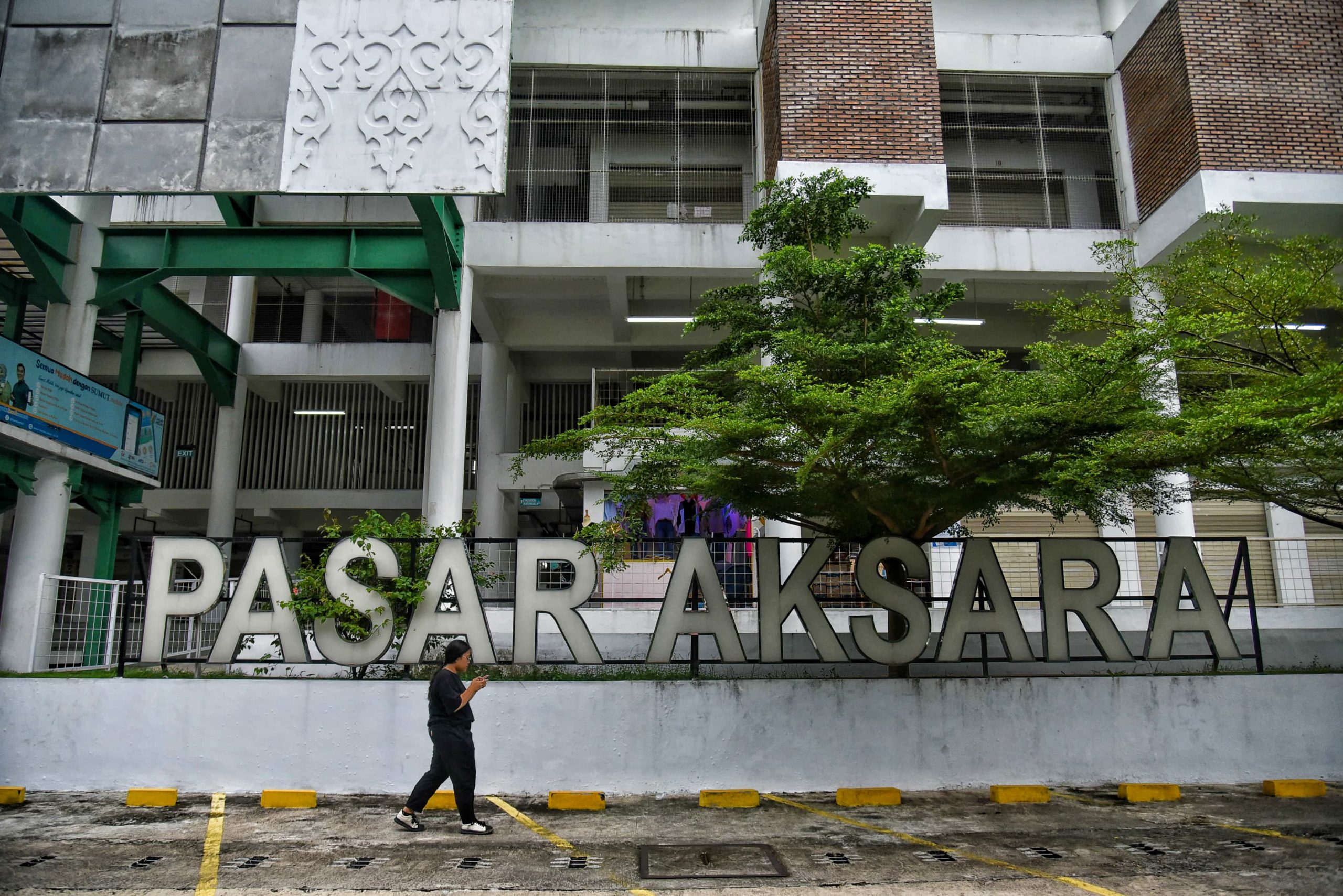 Pasar Aksara dibangun menggunakan dana APBN sebesar Rp94 miliar dengan fasilitas 600 unit kios