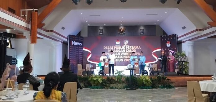 Dua pasangan calon (Paslon) Bupati dan Wakil Bupati Simalungun hadir dalam debat perdana (f:hamzah/mistar)