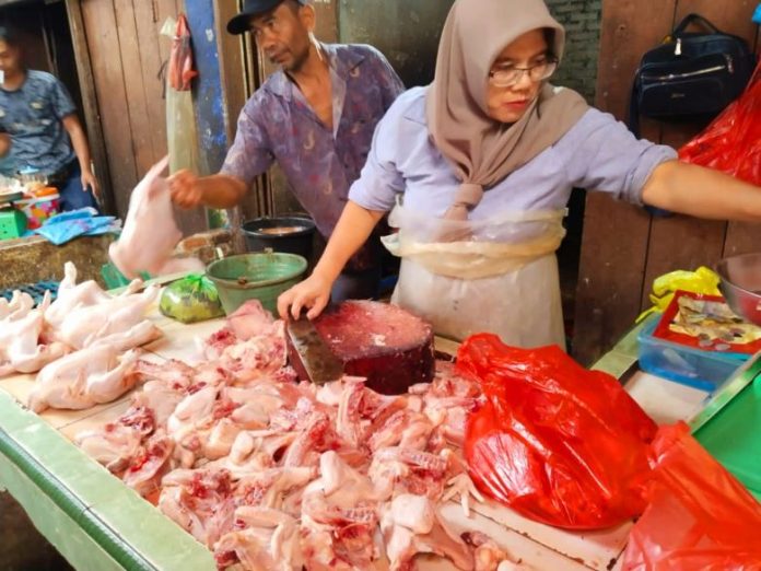 Pedagang ayam di Pasar Dwikora Pematangsiantar