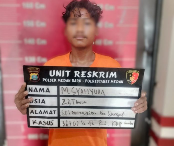 Pelaku Syahyuda saat diamankan di Polsek Medan Baru