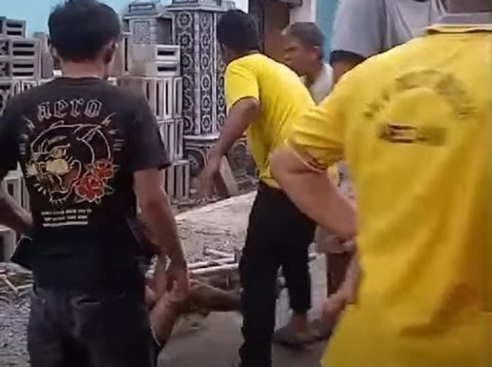 Pelaku dihajar warga yang marah karena ulahnya mencuri keranda mayat