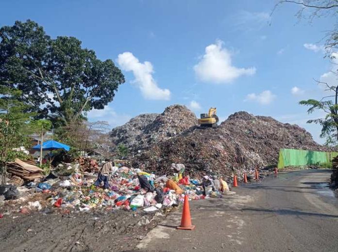 Sampah yang menggunung di TPU Tanjung Pinggir masih menjadi PR calon pemimpin Kota Pematangsiantar. (f:jonatan/mistar)