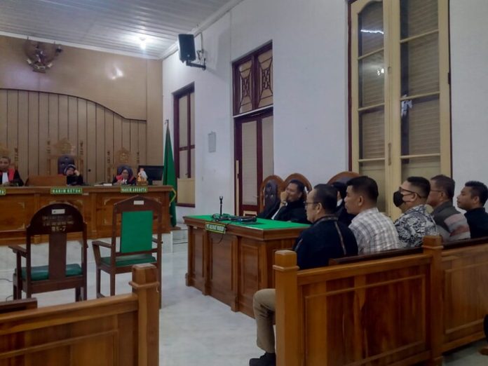 Kelima terdakwa perkara suap PPPK Batu Bara saat menjalani sidang di Pengadilan Tipikor Medan. (f:deddy/mistar)