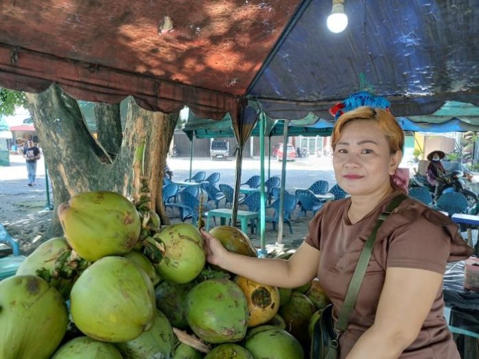 Suci Hati Laila, pedagang es kelapa muda di Jalan Amir Hamzah