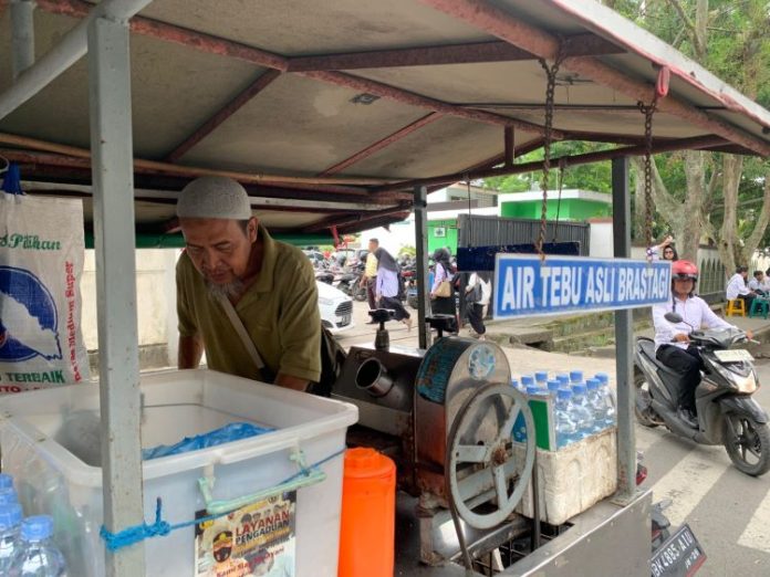 Tejo, pedagang es tebu di seputaran Kampus UINSU Jalan IAIN, Medan Timur