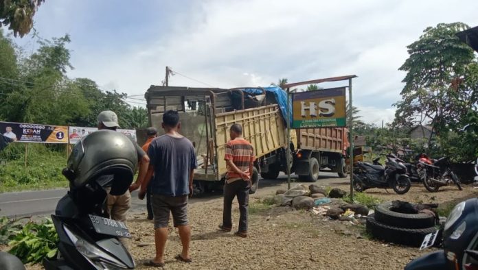 Truk pengangkut karyawan PT Horizon terbalik di Jalan lintas Sumatra Sibolga- Padangsidimpuan