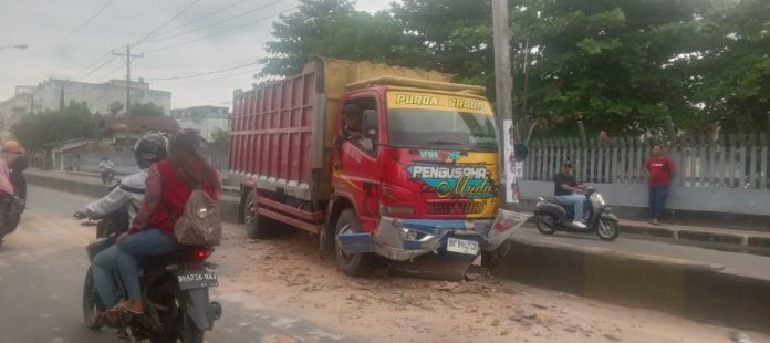 Truk tabrak trotoar di Tebing Tinggi