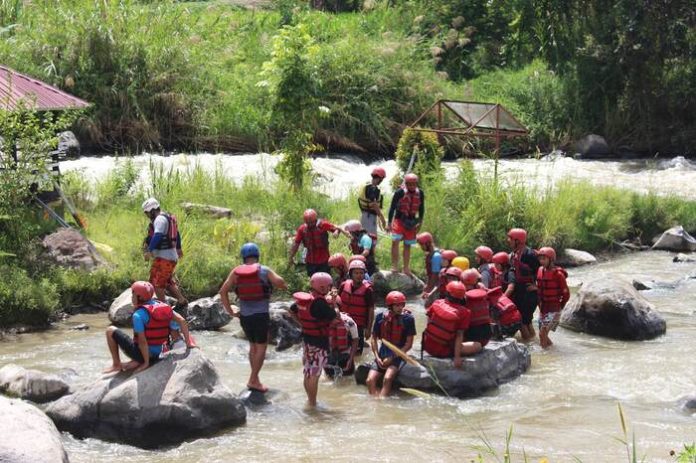 Para peserta arung jeram siap menikmati aliran sungai (f:ist/mistar)