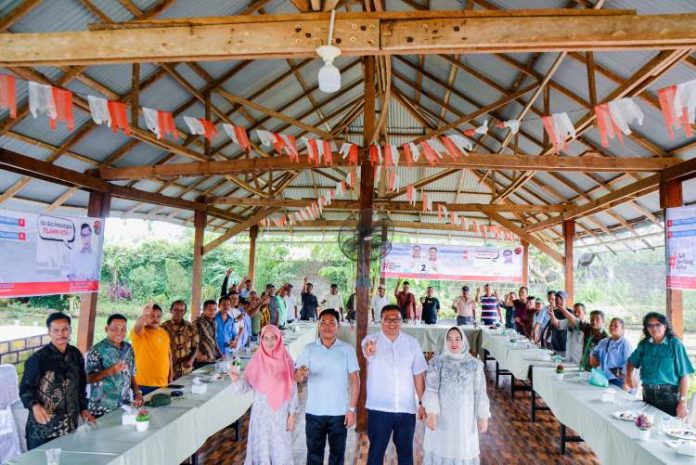 Calon Bupati Deli Serdang nomor urut 2, dr. Asri Ludin Tambunan didampingi Calon Wakil Bupati Lom Lom Suwondo beserta istri foto bersama dengan sejumlah tokoh masyarakat Pancur Batu dan Sunggal di Potret Edupark, Pancur Batu, Minggu (3/11/24).