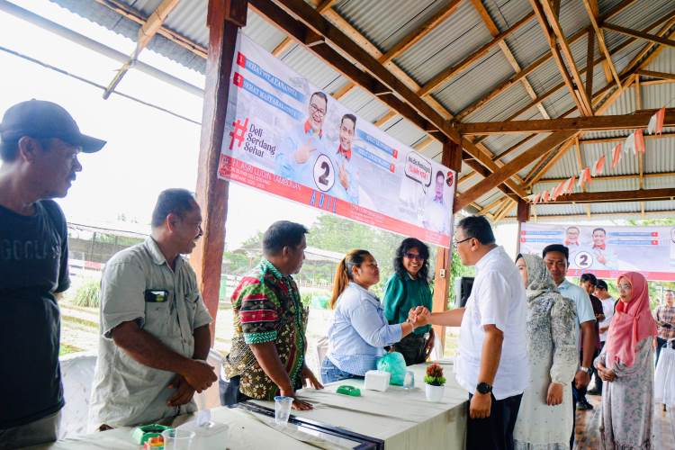 Calon Bupati dan Wakil Deli Serdang nomor urut 2, dr. Asri Ludin Tambunan-Lom Lom Lom Suwondo berdialog tokoh masyarakat Pancur Batu dan Sunggal di Potret Edupark, Pancur Batu, Minggu (3/11/24). (f:rinaldi/mistar)