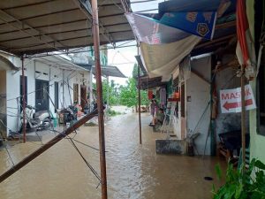 Banjir yang cukup tinggi membuat warga sulit beraktivitas termasuk untuk mendatangi TPS (f:ist/mistar)